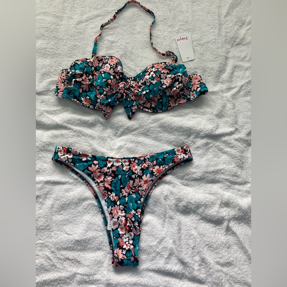 FREYA brand new swim set size S